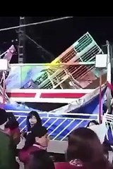 Imágenes sensibles: juego mecánico colapsa lleno de personas y deja varios lesionados