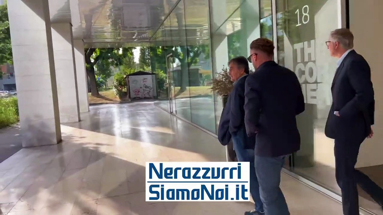 L'entourage di Bisseck lascia la sede dell'Inter