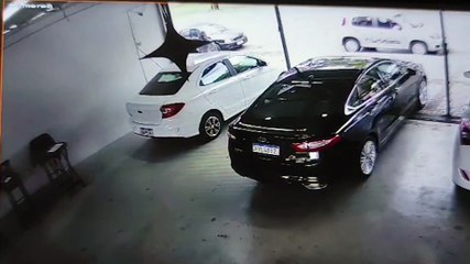 Vídeo mostra momento em que homem furta notebook em empresa na Avenida Brasil