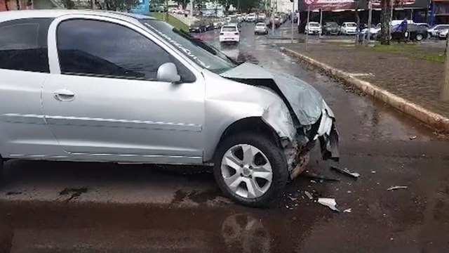 Colisão de trânsito deixa veículos danificados na Avenida Brasil