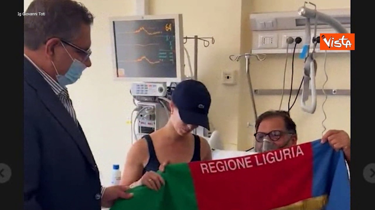 Pullman in fiamme sulla A12, Toti consegna la bandiera della Liguria all?autista-eroe