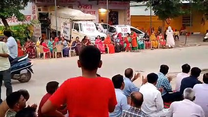 शराब की दुकान खोलने के विरोध में लोगों ने की हनुमान चालीसा, जताया विरोध... देखें विडियो