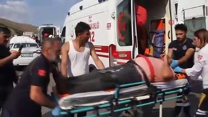 La voiture a percuté le camion par derrière： 5 blessés, 1 gravement