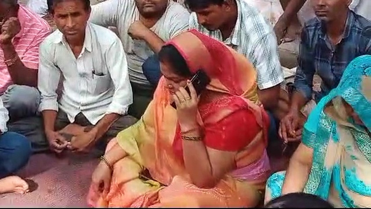 ग्रामीणों ने स्कूल के लगाया ताला, बच्चों ने मंदिर में की पढ़ाई