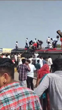 ट्रैक्टर ट्रॉली से टकराकर डिवाइडर पर चढ़कर पलटी स्लीपर बस