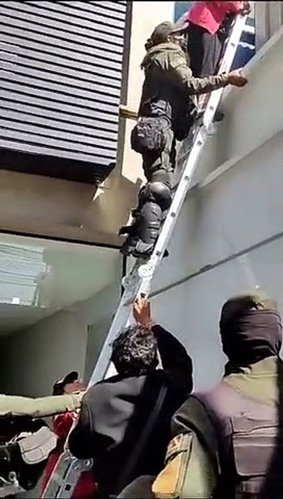 Tras 40 días de vigilia, Amparo Carvajal sube por una escalera y entra a las oficinas de la APDHB