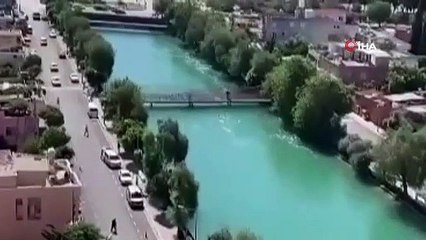 La voiture, devenue incontrôlable, est tombée dans le canal d'irrigation, ces moments se sont reflétés sur la caméra.