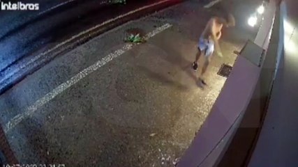 Câmera registra homem vandalizando floreira em estabelecimento no Centro