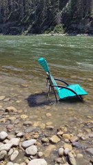 Camion emporté par la rivière