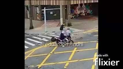 Joven toma justicia en sus manos ante ladrones de motocicleta