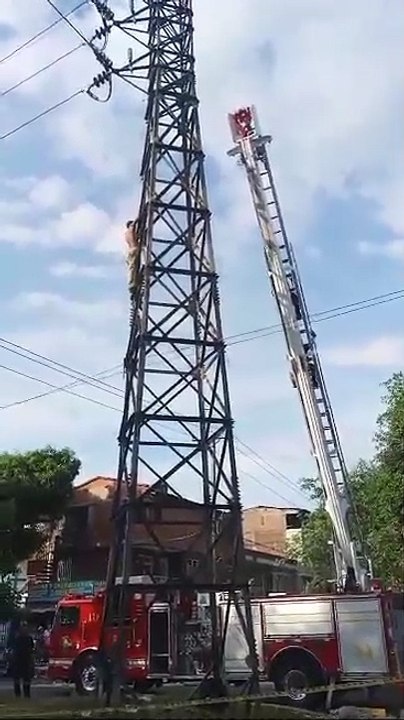 Hombre causa preocupación al escalar una torre de energía en Cali
