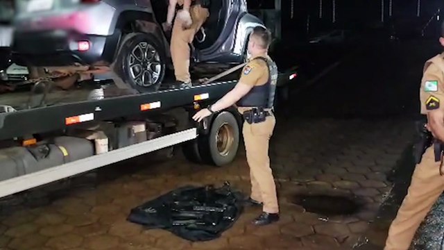 Com carro carregado de maconha, homem foge de abordagem e abandona droga