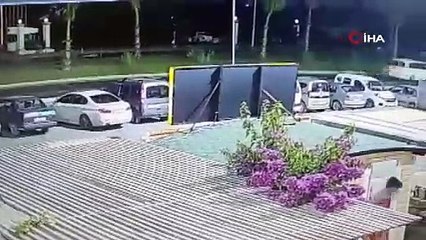 Tur midibüsü yaya geçidindeki turistlerin arasına böyle daldı: 2 ölü