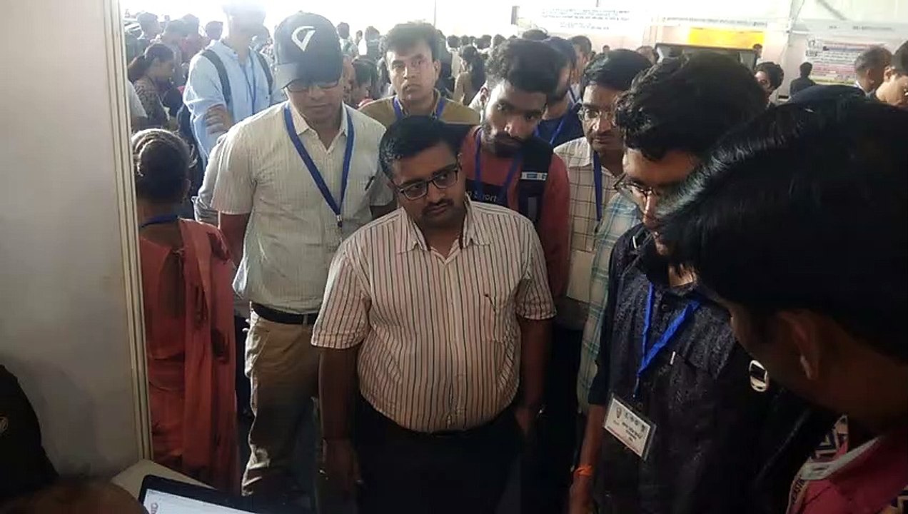 मेगा जॉब फेयर में पहुंचे हजारों बेरोजगार, नाममा...