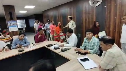 साहब ,विधवा हूं इसीलिए पड़ोसी रात में कुंडी खटखटाता है