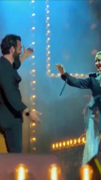 Sıla sevgilisi İlker Kaleli ile sahnede dudak dudağa aşka geldi