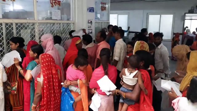 जिला अस्पताल की ओपीडी में मरीजों की भीड़