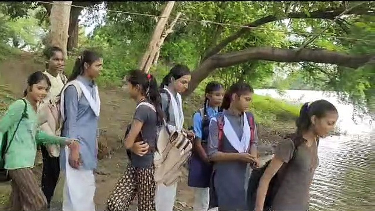 खतरनाक स्कूल जहां मौत का मुंह देखे बिना बच्चों का पहुंचना मुश्किल