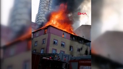 Esenyurt'ta bir binanın çatısında yangın