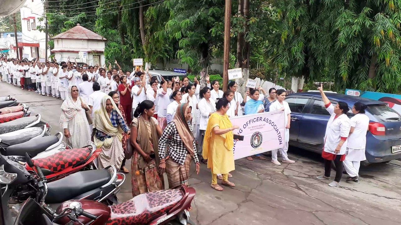 देखे Video : सडक़ पर स्वास्थ्यकर्मी, व्यवस्थाएं चरमराई