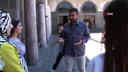Ulu Cami'deki yılan figürü 4 farklı hikayesiyle turistlerin dikkatini çekiyor