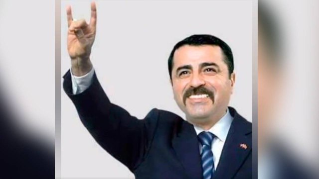 Demirtaş'a hilal bıyık çizdiler: Tanrı Türk'ü Koruyacak Bozkurtum şarkısını seslendirttiler
