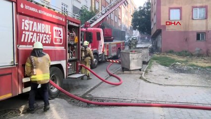 ESENYURT'TA BİNANIN ÇATISI ALEV ALEV YANDI