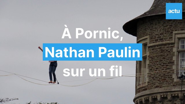 Le funambule Nathan Paulin sur un fil au-dessus du vieux port de Pornic