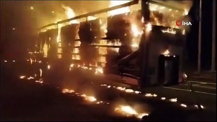 Un camion chargé de 25 tonnes de balles de papier a pris feu