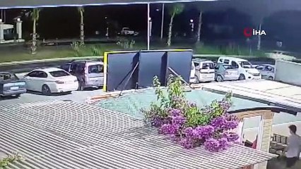 Tur midibüsü yaya geçidindeki turistlerin arasına böyle daldı: 2 ölü