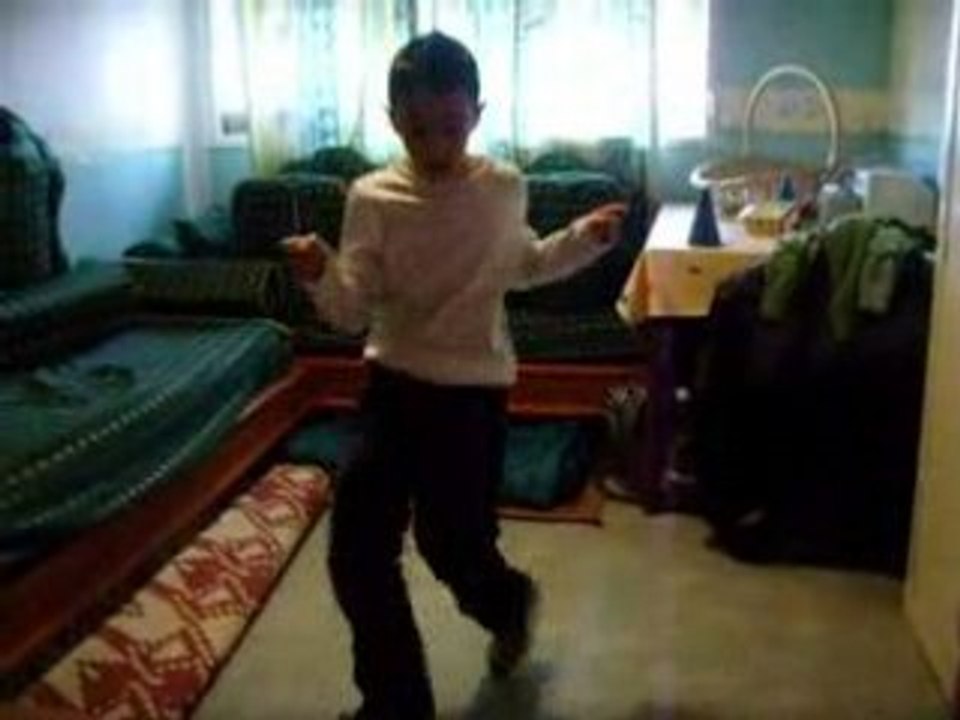 Kaïs danse sur Lil' Mama feat Chris Brown