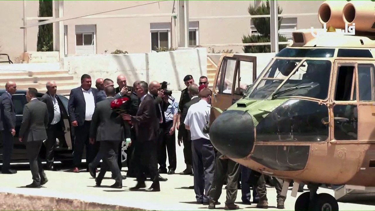 عباس يصل في طائرة مروحية الى جنين