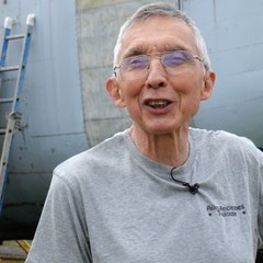 Avec son association, Yves restaure des avions du monde entier