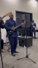 Bissau : Le Président de la République Umaro Sissoco Embaló, à la guitare