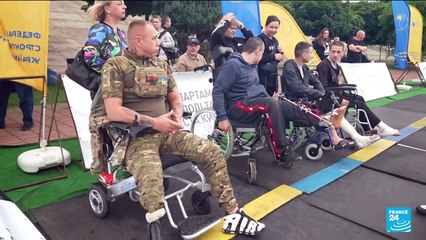 Скачать видео: FRANCE 24 report: Ukrainian soldiers who have been wounded started their rehabilitation