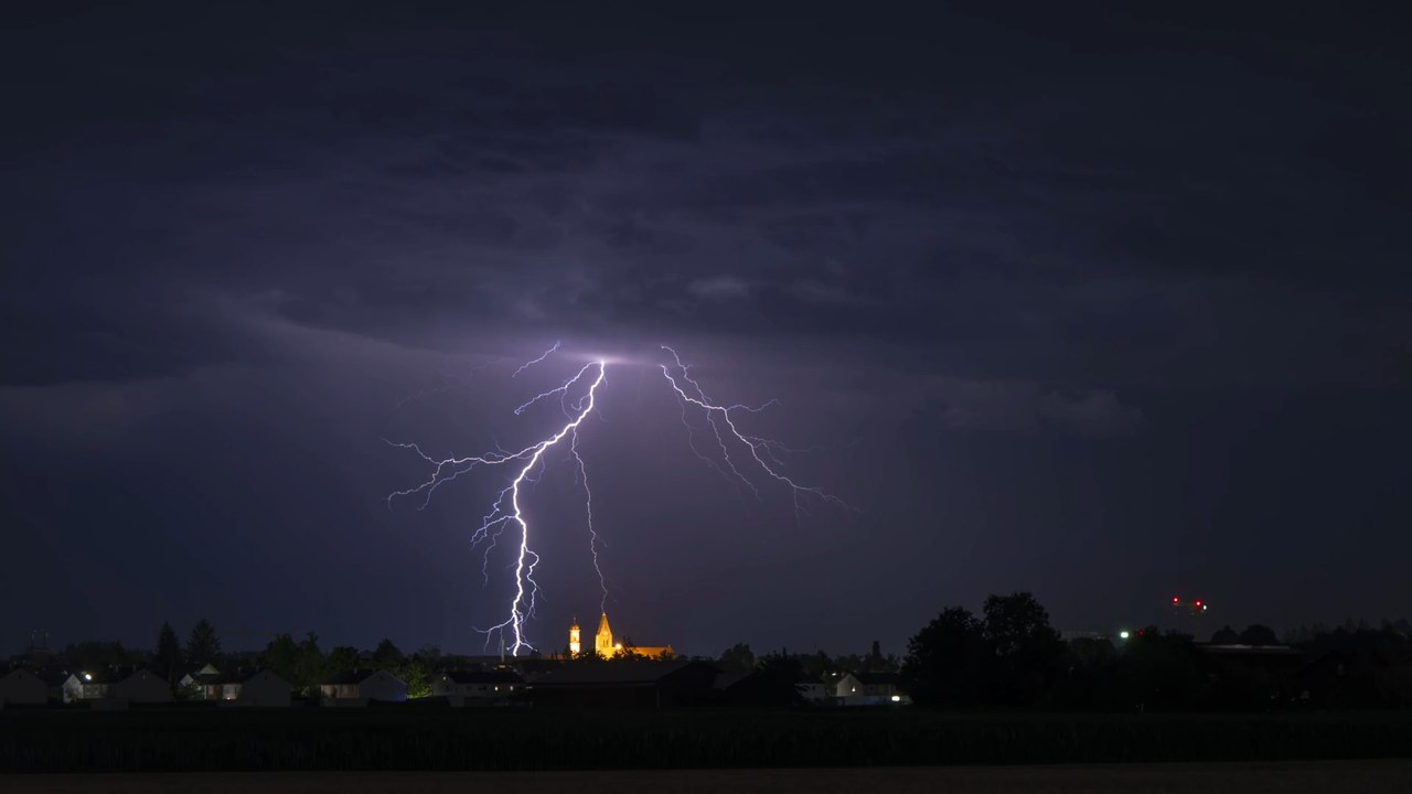 Über 70.000 Blitze: Schwere Unwetter sorgen für Schäden und Verletzte