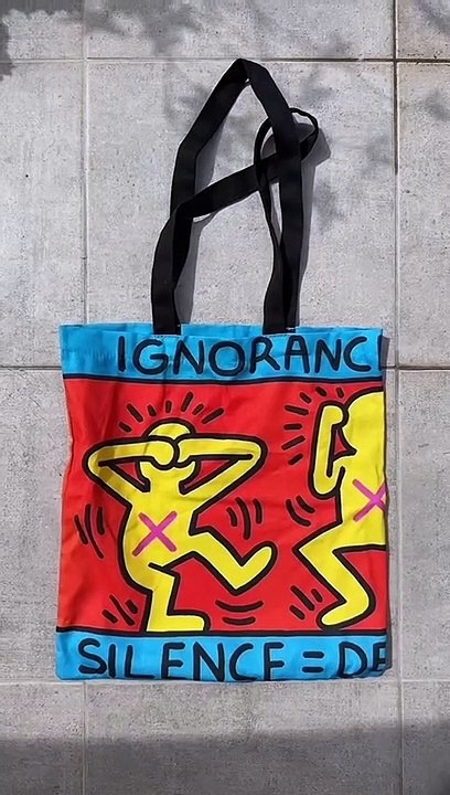 Je suis neuneu je sais que cest la tour Montparnasse  « Over the Rainbow », de l'autre côté des luttes Réunissant plus de cinq cents œuvres et documents (films, photographies, magazines etc.)