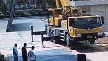 大吊車意外後翻，路人袖手旁觀。幸好司機沒事。Crane accidently overturned, passers-by stood by. The driver was okay.