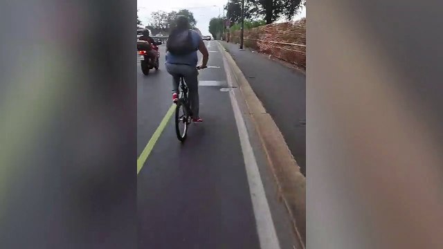 Sul Ponte della Ghisolfa a Milano spunta una pista ciclabile clandestina