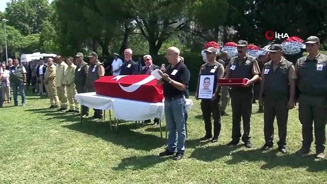 Le pompier qui a été tué en répondant à l'incendie de forêt a fait ses adieux à son dernier voyage