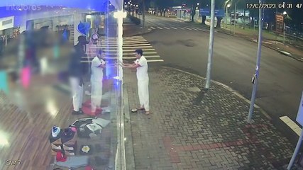 Homem quebra vidro de empresa e fica andando no interior da loja, não furtando nada