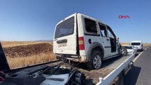 Mersin'den Diyarbakır'a gelen hafif ticari araç şarampole devrildi, 8 kişi ağır yaralandı