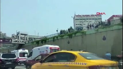 İstanbul'da korku dolu anlar! Üst yoldan D-100'e otomobil düştü