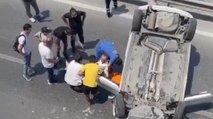 İstanbul’da üst geçitten otomobil düştü, trafik kilitlendi
