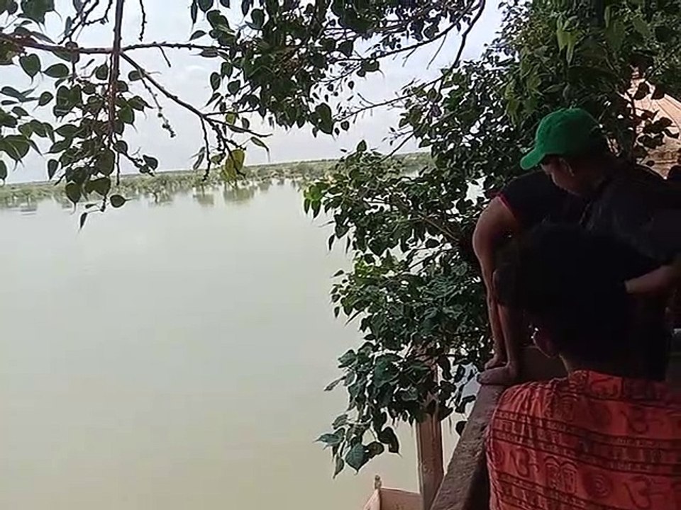 Video: ऐतिहासिक गड़ीसर तालाब में रोक के बावजूद नहीं थम रहा नहाने का सिलसिला