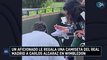 Un aficionado le regala una camiseta del Real Madrid a Carlos Alcaraz en Wimbledon