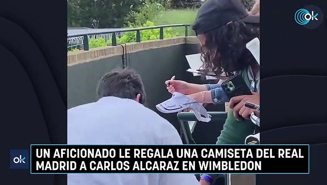 Un aficionado le regala una camiseta del Real Madrid a Carlos Alcaraz en Wimbledon