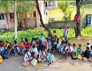 विद्यालय के मुख्य गेट का ताला लगाकर धरने पर बैठे ग्रामीण अधिकारियों की समझाइश के बाद खोला ताला