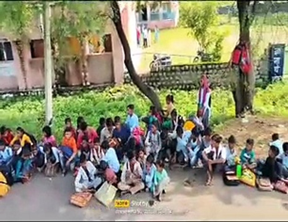 विद्यालय के मुख्य गेट का ताला लगाकर धरने पर बैठ...