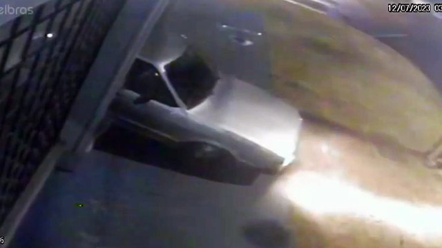 Gangue da marcha à ré invade loja de ferramentas e materiais de construção